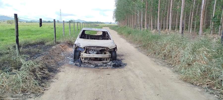 Corpo carbonizado é encontrado dentro de carro incendiado na zona rural nas imediações de Itapebi 1 Imagem do WhatsApp de 2024 12 23 as 09.46.45 002c753a