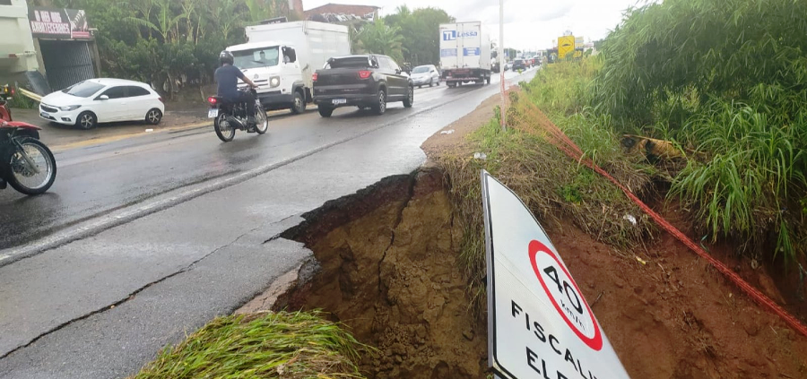 PRF interdita trecho da BR-101 após erosão de acostamento 1 1 26