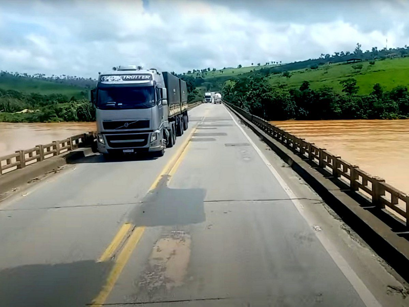 Perigo continua com a falta de fiscalização na restrição de tráfego de veículos de carga na ponte do Rio Jequitinhonha, BR-101, em Itapebi 1 1 37