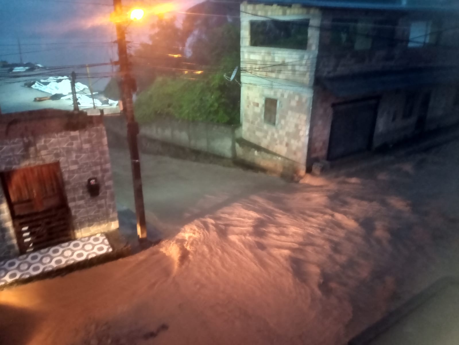 Fortes chuvas causam estragos e deixam moradores desalojados em cidades da Bahia; Itapebi entre elas 1 Imagem do WhatsApp de 2025 01 14 as 18.42.10 ef83ce2f