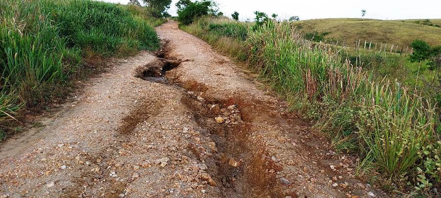 Com estrada intransitável, moradores do distrito de Caiubi estão sem transporte para se locomover para e sede em Itapebi e outros locais 1 Imagem do WhatsApp de 2025 01 19 as 07.20.16 b8aef2cb