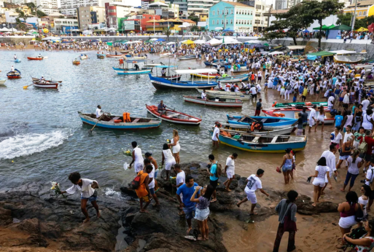 Festa de Iemanjá: Baianos e turistas se reúnem no Rio Vermelho neste domingo (2) 21 1 1