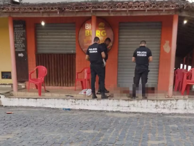 Jovem de 25 anos e adolescente de 17 são mortos a tiros em frente a hamburgueria no sul da Bahia 15 1 39
