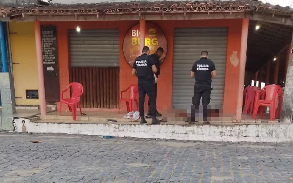 Jovem de 25 anos e adolescente de 17 são mortos a tiros em frente a hamburgueria no sul da Bahia 1 1 39