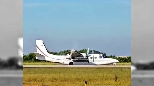 Avião faz pouso de 'barriga' em aeroporto de Sorocaba, interior de SP 4 2 12