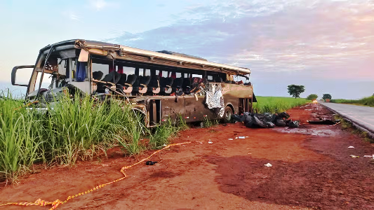 Acidente entre ônibus e carreta deixa 12 Universitários mortos no interior de SP 5 2 23