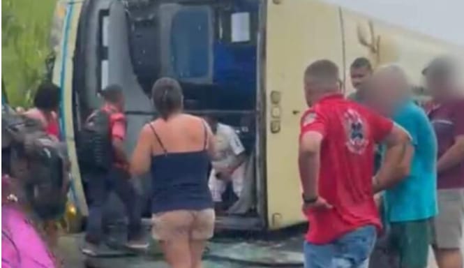 Itapebiense estava em ônibus que tombou na BA-680 entre Potiraguá e Gurapá Mirim ; Veja Video 1 Imagem do WhatsApp de 2025 02 17 as 12.50.17 aac2ade9