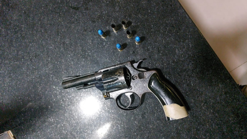 Polícia Militar Recupera Moto Roubada, Apreende Arma e Resgata Vítimas de Sequestro em Itapebi 1 Revolver e balas