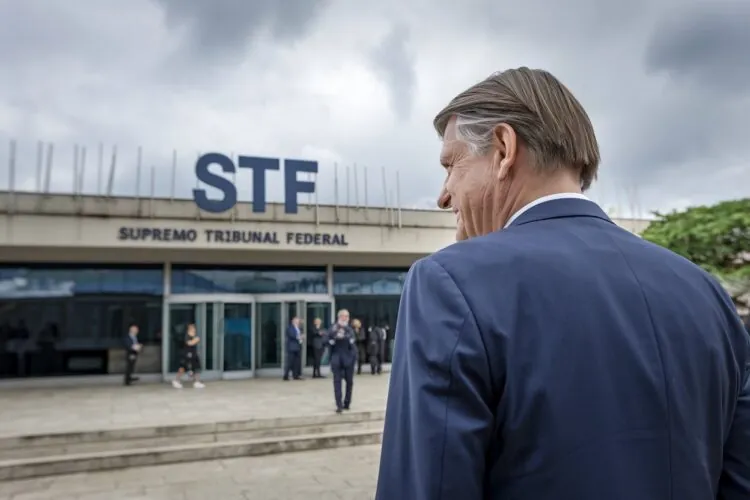 Exército já discute possível prisão de Bolsonaro caso ele seja condenado pelo STF, preocupações incluem segurança e impacto nos quartéis 4 1 8