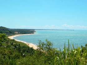 Pescadores são resgatados após barco naufragar em destino turístico do extremo sul da BA 12 2 10