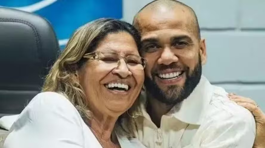 Mãe de Daniel Alves comemora absolvição do filho na Justiça: ‘Obrigado meu Deus’ 1 3 10