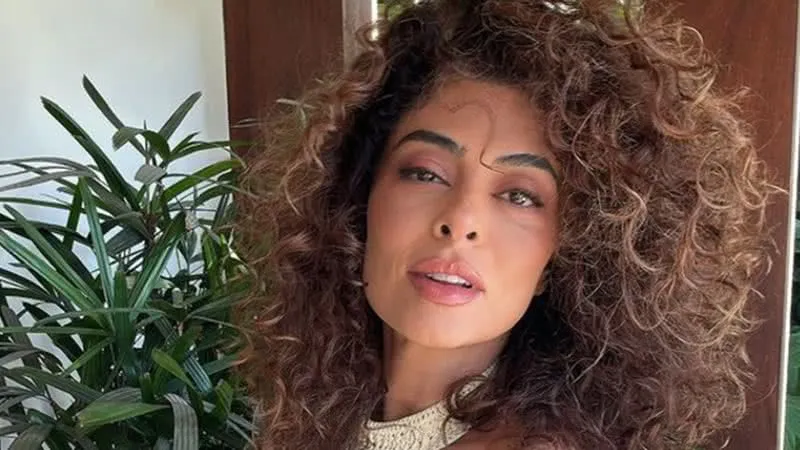 Juliana Paes alegra funcionários de restaurante com visita inesperada na Bahia. 1 1 49