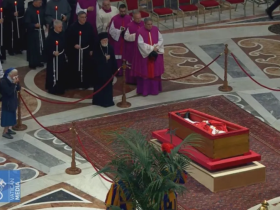 Quem é a freira amiga do papa Francisco que quebrou protocolo no velório 30 2 30
