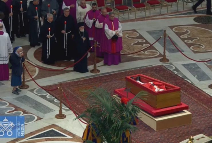 Quem é a freira amiga do papa Francisco que quebrou protocolo no velório 32 2 30