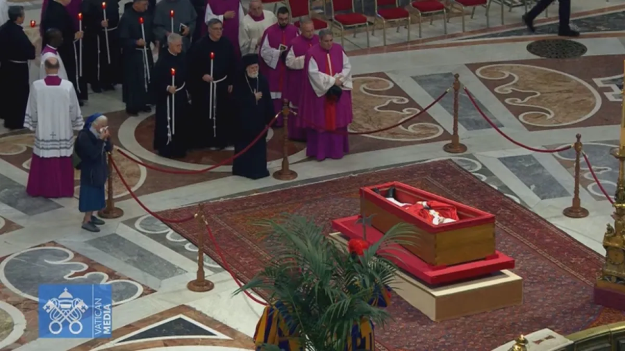 Quem é a freira amiga do papa Francisco que quebrou protocolo no velório 1 2 30