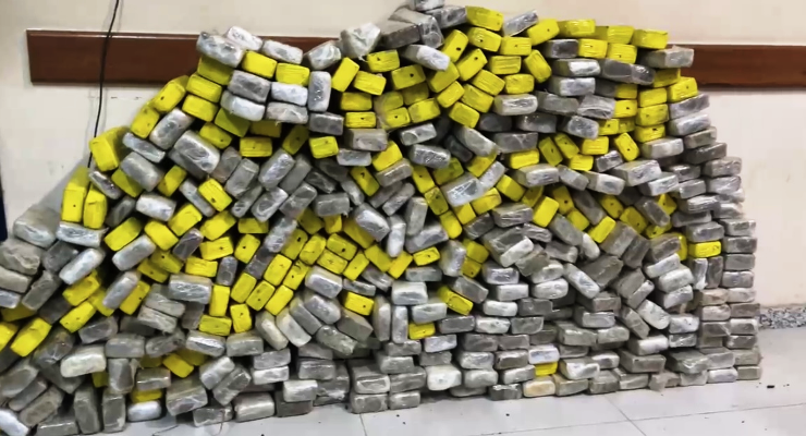 Polícia Militar apreende cerca de 300 kg de maconha em Eunápolis 6 4 3