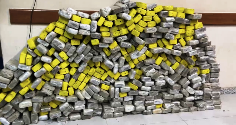 Polícia Militar apreende cerca de 300 kg de maconha em Eunápolis 1 4 3