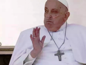 Papa Francisco faz aparição surpresa no Domingo de Ramos e saúda fiéis no Vaticano 15 4 4