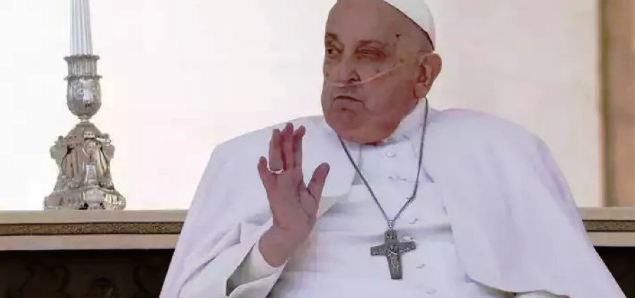 Papa Francisco faz aparição surpresa no Domingo de Ramos e saúda fiéis no Vaticano 1 4 4