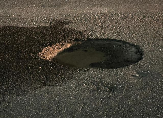 Pacientes de Itapebi enfrentam transtornos na BR-324 devido a buracos agravados pela chuva a caminho de exames em Salvador. 23 005