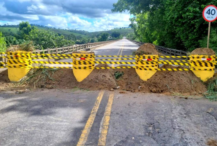Ponte do Rio Jequitinhonha (BR-101) interditada em Itapebi causa lentidão em desvios devido à chuva. 18 1 8