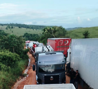 Ponte do Rio Jequitinhonha (BR-101) interditada em Itapebi causa lentidão em desvios devido à chuva. 4 3