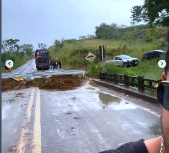 Imprudência de Kevi Jonny: Cantor Fura Bloqueio do DNIT e Atravessa Ponte sobre o Rio Jequitinhonha na BR-101 em Itapebi 4 Sem titulo5