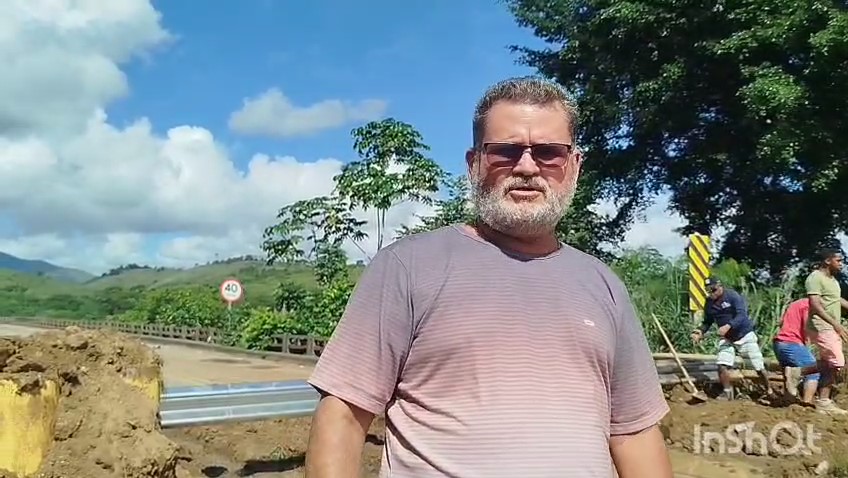 Ex-Prefeito de Itapebi “Peba” desobstrui Passagem de Pedestres na Ponte do Jequitinhonha Após Bloqueio do DNIT 1 Video do WhatsApp de 2025 05 22 as 10.41.21 b0d7bb6e frame at 0m2s