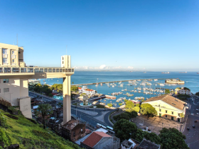 vista do elevador lacerda mercado modelo e baia de todos os santos salvador