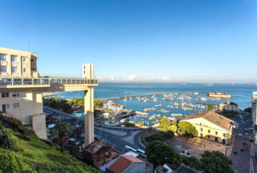 vista do elevador lacerda mercado modelo e baia de todos os santos salvador