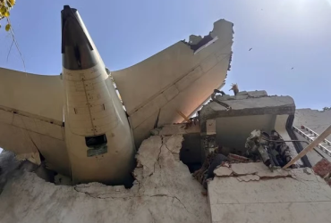 Tragédia na Índia: Queda de avião em área residencial não deixa sobreviventes; diz imprensa local 26 01 3