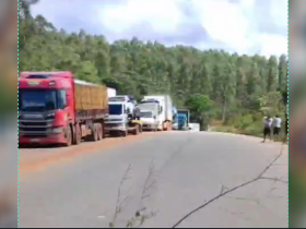 Manifestantes bloqueiam Trevo da Veracel em protesto contra desvio da BR-101 e limitações no transporte de carga 27 1 6