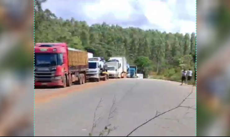 Manifestantes bloqueiam Trevo da Veracel em protesto contra desvio da BR-101 e limitações no transporte de carga 18 1 6