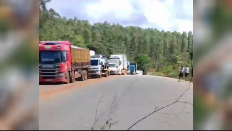 Manifestantes bloqueiam Trevo da Veracel em protesto contra desvio da BR-101 e limitações no transporte de carga 1 1 6