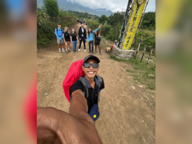 Corpo de brasileira morta em vulcão na Indonésia é içado e levado até base 21 1 63