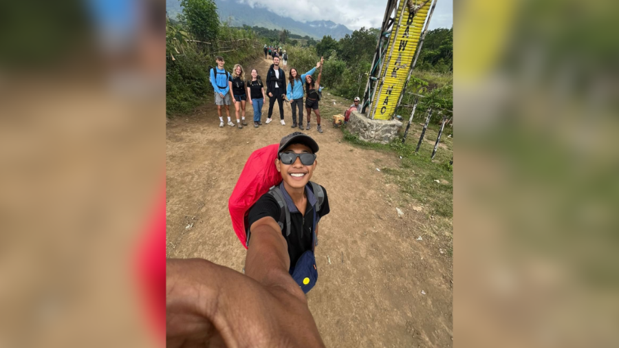 Corpo de brasileira morta em vulcão na Indonésia é içado e levado até base 1 1 63