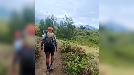Corpo de brasileira morta em vulcão na Indonésia é içado e levado até base 4 5 4