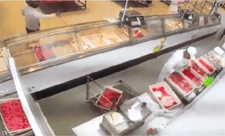 Vídeo: Homem é desarmado ao tentar matar colega de trabalho em açougue em Itamaraju 27 1 36