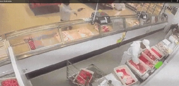Vídeo: Homem é desarmado ao tentar matar colega de trabalho em açougue em Itamaraju 4 2 21