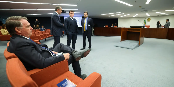 Moraes espera manifestação da defesa para decidir sobre prisão de Bolsonaro 5 3 11