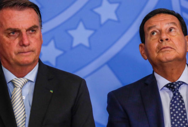 Em entrevista a site Bolsonaro classifica fala de Mourão sobre Trump como "lamentável" 3 3 6