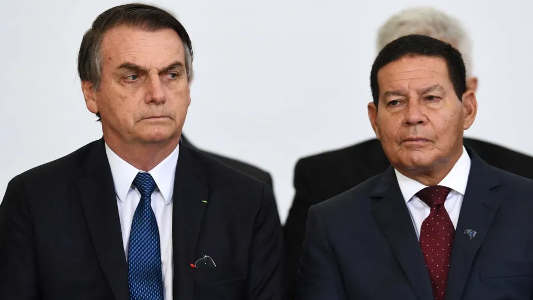 Em entrevista a site Bolsonaro classifica fala de Mourão sobre Trump como "lamentável" 4 4 4