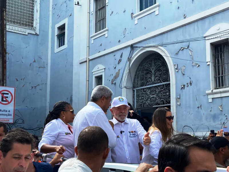Após o tradicional desfile dos caboclos, o presidente Lula se juntou ao cortejo das celebrações do 2 de Julho. 1 Sem titulo1