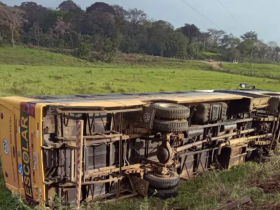 Ônibus Escolar Sofre Acidente em Maraú Durante Transporte de Jogadores de Futebol 21 1 57