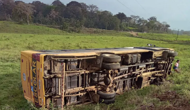 Ônibus Escolar Sofre Acidente em Maraú Durante Transporte de Jogadores de Futebol 25 1 57