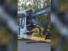 Engavetamento envolvendo um caminhão-prancha, dois ônibus e uma retroescavadeira na BA275 próximo ao trevo da Veracel. 9 1 70