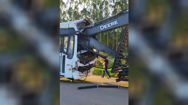 Engavetamento envolvendo um caminhão-prancha, dois ônibus e uma retroescavadeira na BA275 próximo ao trevo da Veracel. 8 1 70