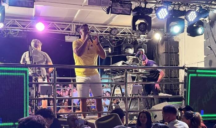 "Itapebi em Festa: Bloco 'Bota pra Virar' leva multidão às ruas e shows de Léo Santana e Toque Dez agitam a 38ª ExpoItapebi" 4 1000276547