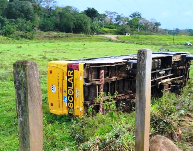 Ônibus Escolar Sofre Acidente em Maraú Durante Transporte de Jogadores de Futebol 4 2 30