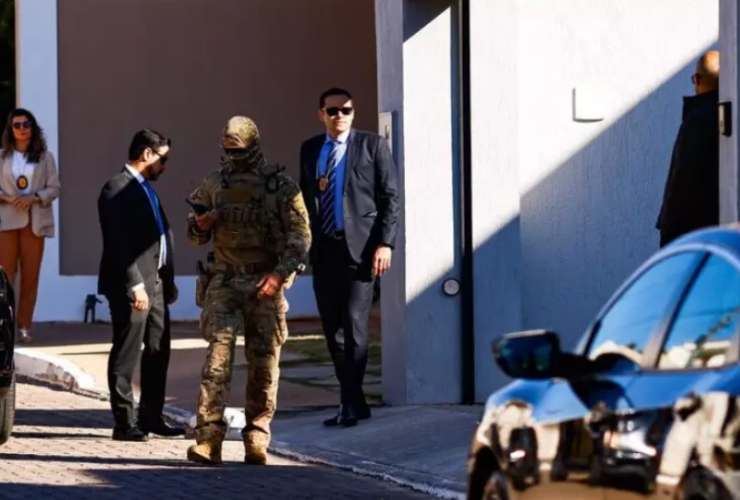 Justiça amplia monitoramento na área externa da casa de Bolsonaro 30 2 37
